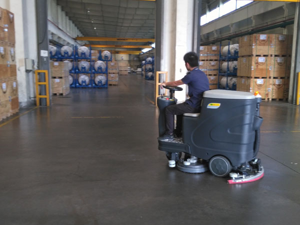 这个金刚砂地面的仓库使用美高驾驶式洗地机来清洁了